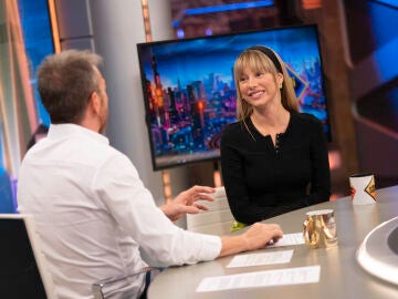 ¿Se desnudaría por salvar a su familia? Ester Expósito confiesa qué haría ante este dilema moral en El Hormiguero