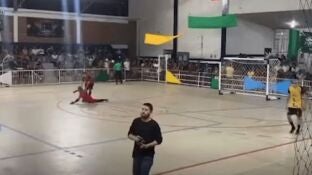 El guardameta &Eacute;dson se desploma tras detener un penalti