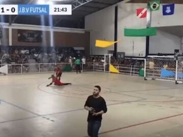 El guardameta Édson se desploma tras detener un penalti