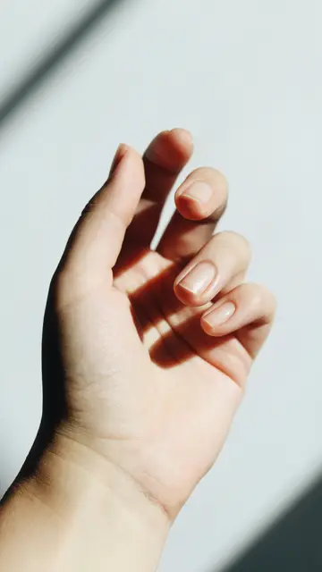 Mano con uñas naturales Mano con uñas naturales