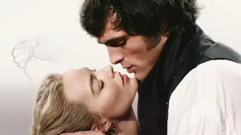 Margot Robbie y Jacob Elordi en Cumbres Borrascosas Margot Robbie y Jacob Elordi en Cumbres Borrascosas