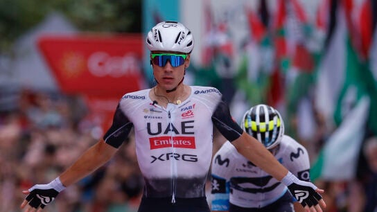Juan Ayuso celebra su victoria en la etapa 12 de la Vuelta a Espa&ntilde;a