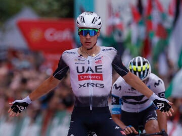 Juan Ayuso celebra su victoria en la etapa 12 de la Vuelta a España