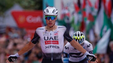 Juan Ayuso celebra su victoria en la etapa 12 de la Vuelta a España