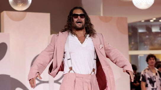 Jason Momoa con un traje rosa en el Festival de Venecia