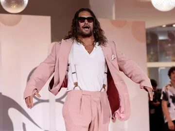 Jason Momoa con un traje rosa en el Festival de Venecia Jason Momoa con un traje rosa en el Festival de Venecia