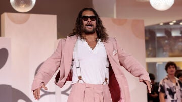 Jason Momoa con un traje rosa en el Festival de Venecia