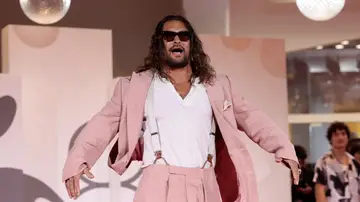 Jason Momoa con un traje rosa en el Festival de Venecia Jason Momoa con un traje rosa en el Festival de Venecia