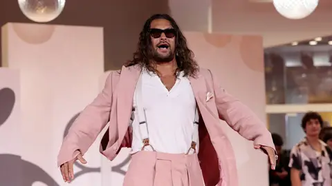Jason Momoa con un traje rosa en el Festival de Venecia Jason Momoa con un traje rosa en el Festival de Venecia
