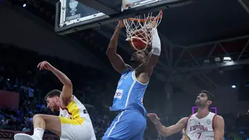 Giannis Antetokounmpo machaca el aro español Giannis Antetokounmpo machaca el aro español