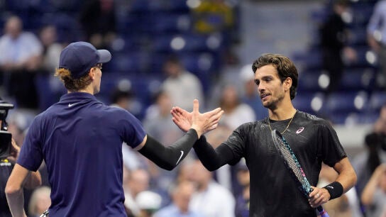 Lorenzo Musetti felicita a Jannik Sinner tras los 1/4 del US Open