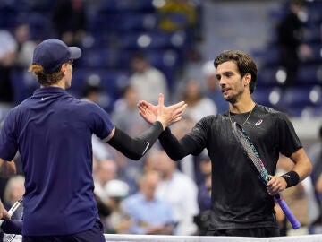Lorenzo Musetti felicita a Jannik Sinner tras los 1/4 del US Open