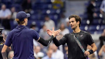 Lorenzo Musetti felicita a Jannik Sinner tras los 1/4 del US Open