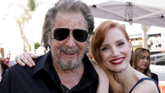 Al Pacino acompa&ntilde;a a Jessica Chastain tras recibir su estrella del Paseo de la Fama de Hollywood