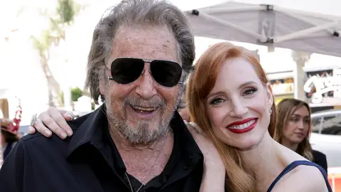 Al Pacino acompaña a Jessica Chastain tras recibir su estrella del Paseo de la Fama de Hollywood Al Pacino acompaña a Jessica Chastain tras recibir su estrella del Paseo de la Fama de Hollywood