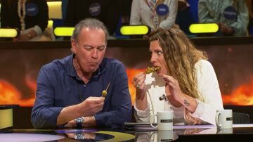Bertín Osborne se la juega por su hija en la pirámide del picante 