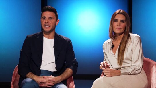 Los presentadores nos invitan a ver el estreno