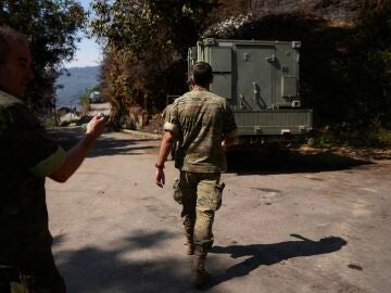 Personal militar acude a ayudar tras el incendio del 22 de agosto de 2025 en San Vicente de Leira, Ourense, Galicia, España.