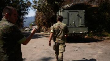 Personal militar acude a ayudar tras el incendio del 22 de agosto de 2025 en San Vicente de Leira, Ourense, Galicia, España.