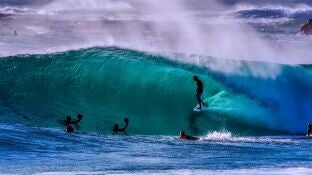 Imagen de archivo de surfistas.