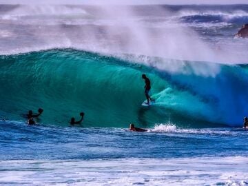 Imagen de archivo de surfistas.