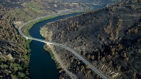 El incendio de Ourense en Carballeda de Valdeorras arrasa más de 500 hectáreas El incendio de Ourense en Carballeda de Valdeorras arrasa más de 500 hectáreas