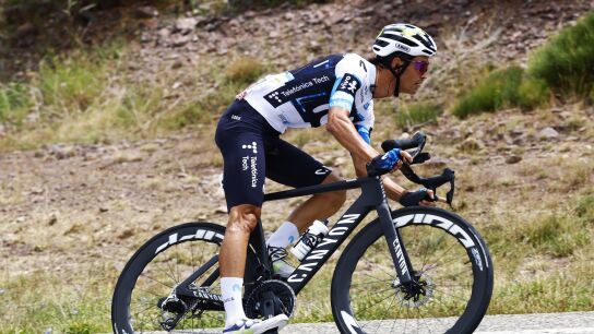 Javier Romo en una etapa de la Vuelta a Espa&ntilde;a 2025