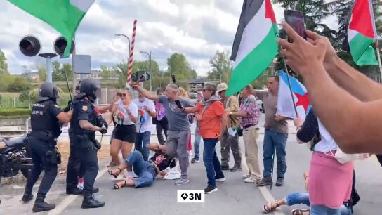 Un manifestante propalestina provoca la ca&iacute;da de Romo en la Vuelta Espa&ntilde;a y este va a por &eacute;l