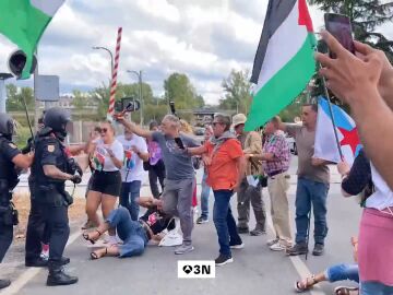Un manifestante propalestina provoca la caída de Romo en la Vuelta España y este va a por él