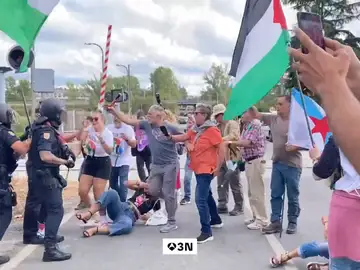 Un manifestante propalestina provoca la caída de Romo en la Vuelta España y este va a por él Un manifestante propalestina provoca la caída de Romo en la Vuelta España y este va a por él