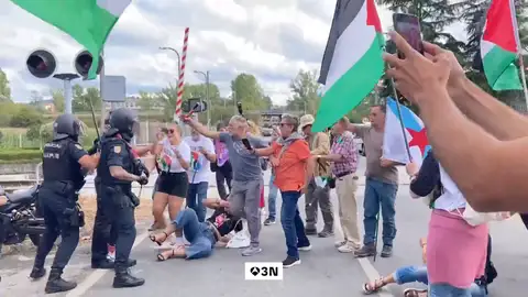 Un manifestante propalestina provoca la caída de Romo en la Vuelta España y este va a por él Un manifestante propalestina provoca la caída de Romo en la Vuelta España y este va a por él