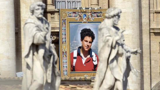 Imagen de Carlo Acutis durante su canonización en la plaza de San Pedro en el Vaticano. Imagen de Carlo Acutis durante su canonización en la plaza de San Pedro en el Vaticano.