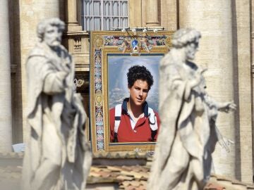Imagen de Carlo Acutis durante su canonización en la plaza de San Pedro en el Vaticano. 