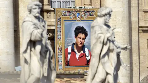 Imagen de Carlo Acutis durante su canonización en la plaza de San Pedro en el Vaticano. Imagen de Carlo Acutis durante su canonización en la plaza de San Pedro en el Vaticano.