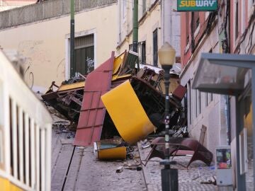 Imagen del accidente del funicular en Lisboa. 