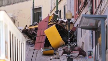 Imagen del accidente del funicular en Lisboa. 