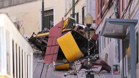 Imagen del accidente del funicular en Lisboa. Imagen del accidente del funicular en Lisboa.