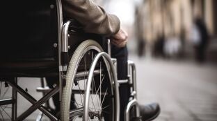 Un hombre en silla de ruedas