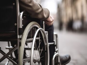 Un hombre en silla de ruedas