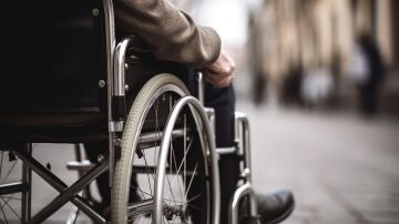 Un hombre en silla de ruedas