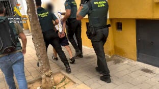 La Guardia Civil detiene a dos hombres en Carmona, Sevilla. 