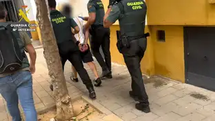 La Guardia Civil detiene a dos hombres en Carmona, Sevilla. La Guardia Civil detiene a dos hombres en Carmona, Sevilla.