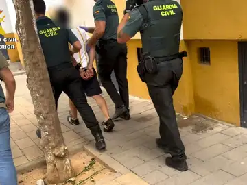 La Guardia Civil detiene a dos hombres en Carmona, Sevilla. La Guardia Civil detiene a dos hombres en Carmona, Sevilla.