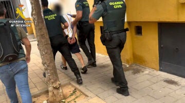 La Guardia Civil detiene a dos hombres en Carmona, Sevilla. 