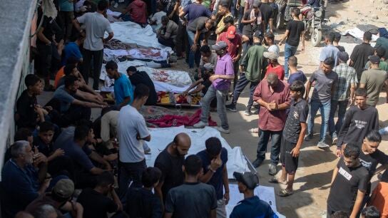 Imagen de los cuerpos de gazat&iacute;es en las inmediaciones del Hospital Al-Shifa. 