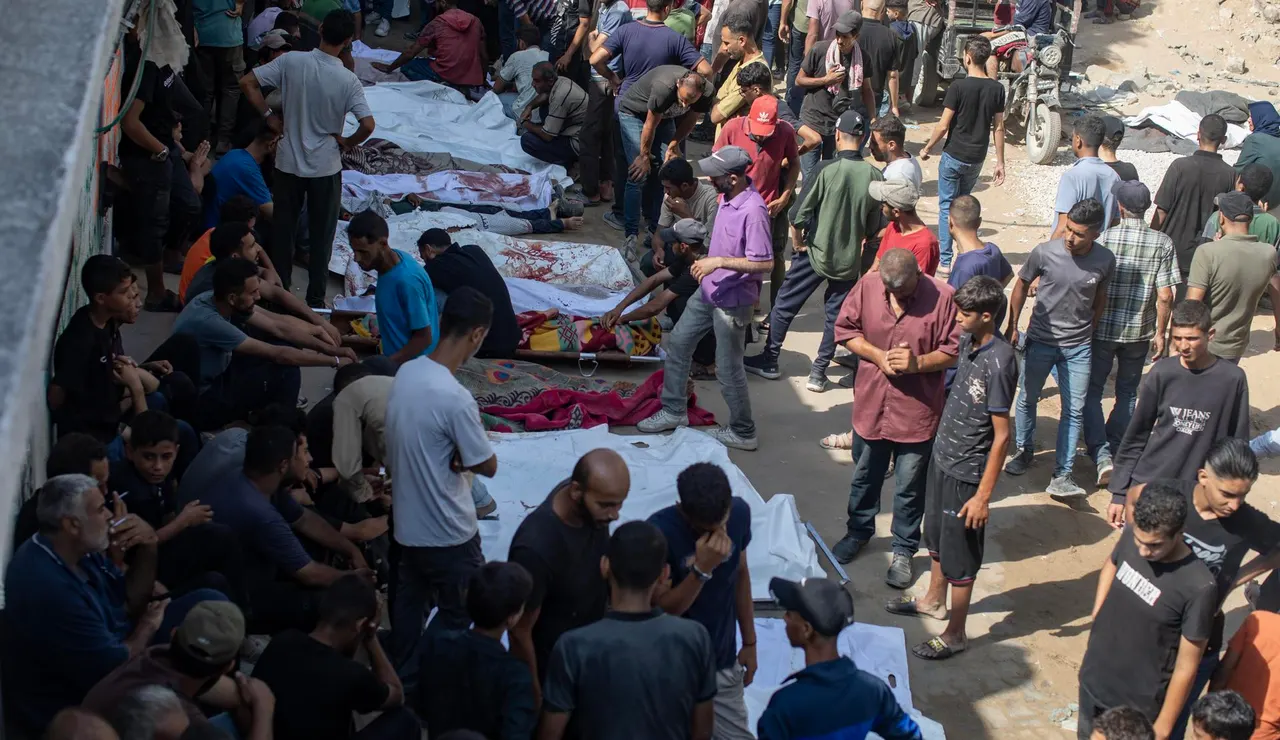 Imagen de los cuerpos de gazatíes en las inmediaciones del Hospital Al-Shifa.