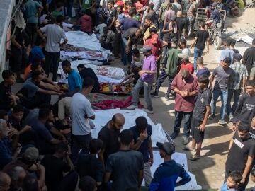 Imagen de los cuerpos de gazatíes en las inmediaciones del Hospital Al-Shifa. 