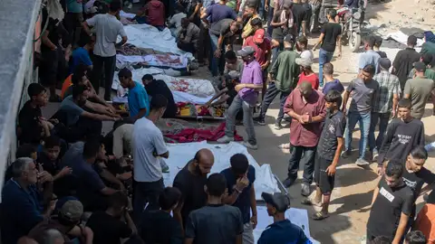Imagen de los cuerpos de gazatíes en las inmediaciones del Hospital Al-Shifa. Imagen de los cuerpos de gazatíes en las inmediaciones del Hospital Al-Shifa.
