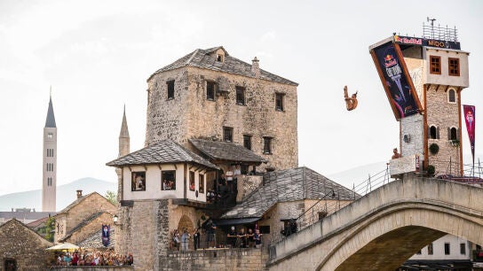 Catalin Preda salta desde el Puente Viejo de Mostar