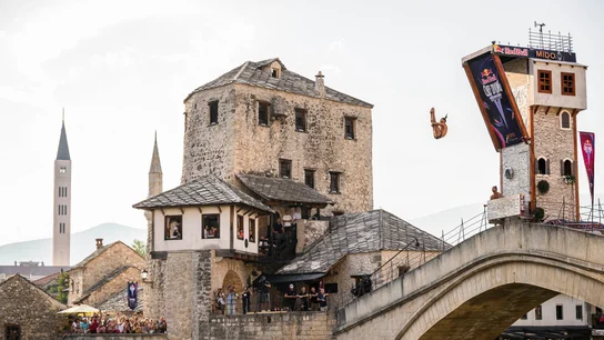 Catalin Preda salta desde el Puente Viejo de Mostar Catalin Preda salta desde el Puente Viejo de Mostar